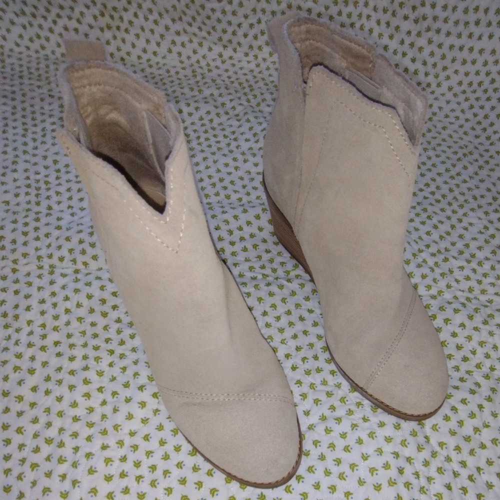 TOMS Leila Suede Wedge Ankle Booties Sand Tan V-Cutout Size 5.5
